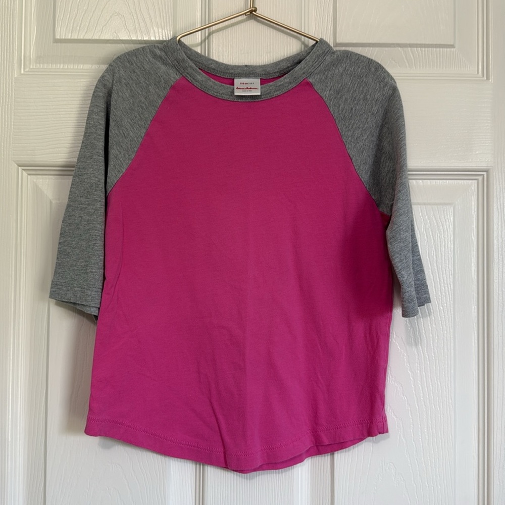 Hanna Andersson Kids Long Sleeve Raglan Tee in Gray and Pink